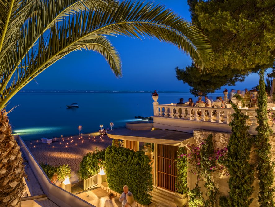 Luxus-Strandhotel mit Blick auf die Ägäis