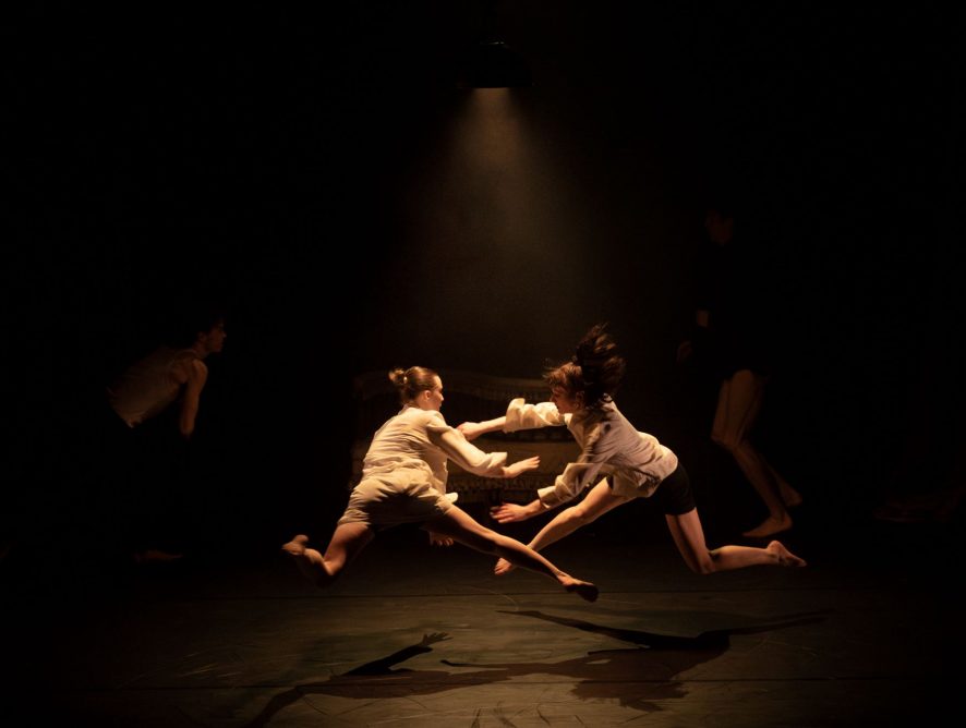 Play Dead: Wenn Akrobatik, Tanz und Theater zu einer surrealen Reise verschmelzen
