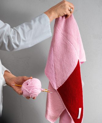 Charity-Strickaktion von GRANDEL x mamazone zum Weltfrauentag 2026