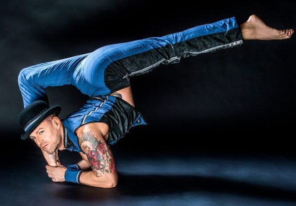 Comedy, Chaos, Kunst: Der 228. Blaue Montag im Berliner Kabarett-Theater