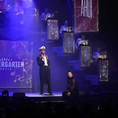 „AHOI“ im Wintergarten Varieté Berlin: Swing, Dinner und Akrobatik auf höchstem Niveau